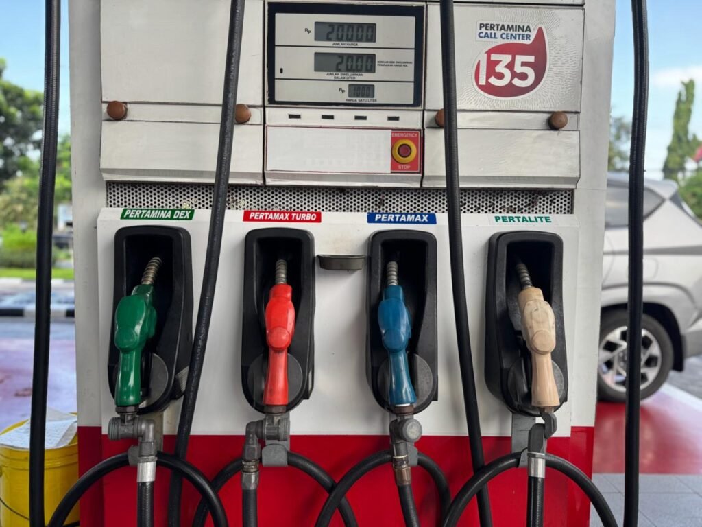 Deretan nosel dispenser bahan bakar di SPBU Pertamina.