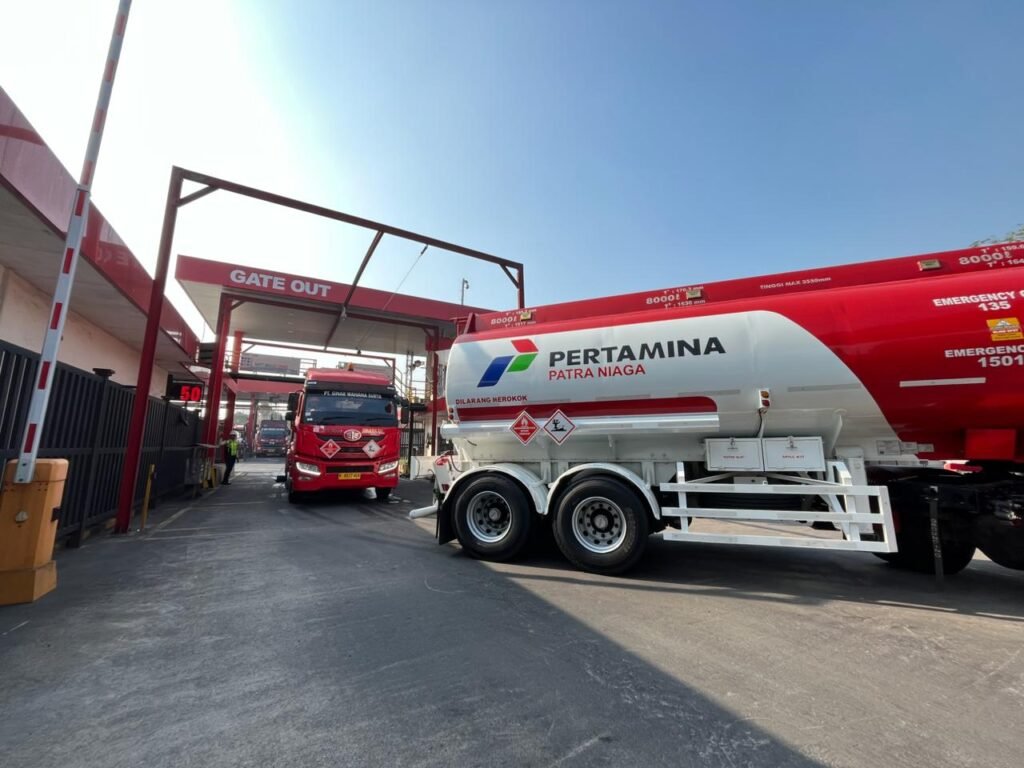 Truk tangki Pertamina bersiap keluar dari area operasional untuk mendistribusikan BBM ke wilayah Malang.