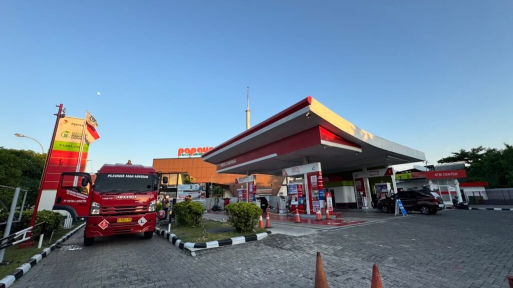 Suasana di salah satu stasiun pengisian bahan bakar umum (SPBU) di Jawa Timur.