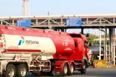 Truk tangki Pertamina bersiaga di area terminal energi untuk mendukung distribusi pasokan BBM.