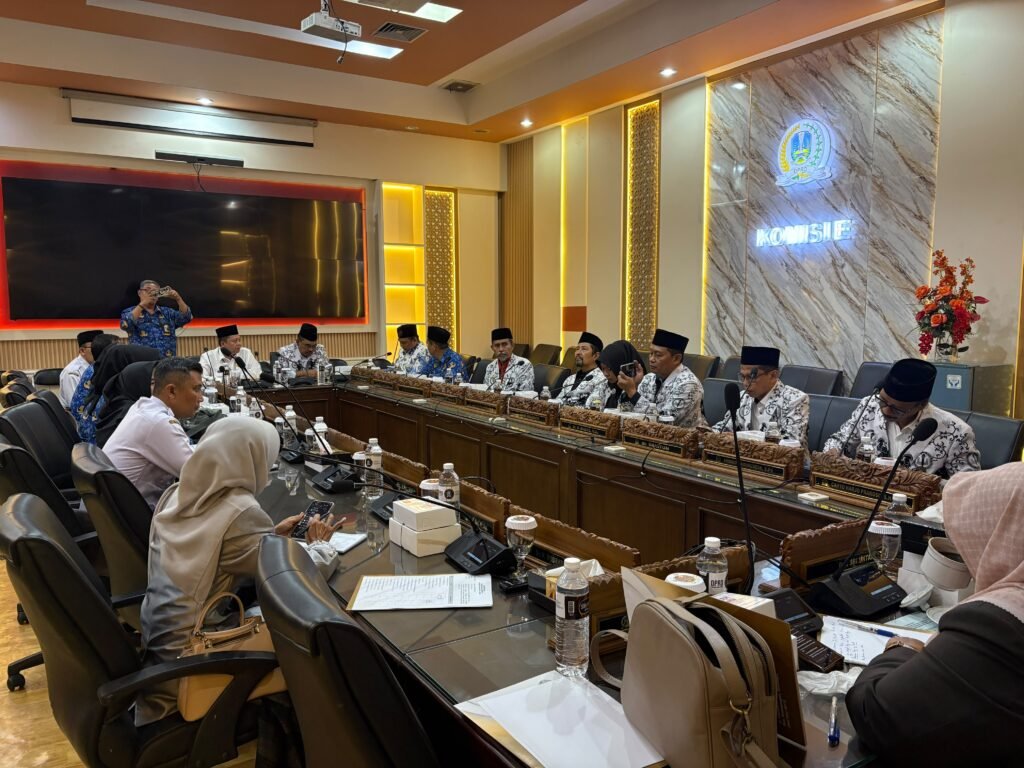 Suasana audiensi jajaran pengurus PGRI Kabupaten Sidoarjo bersama pimpinan dan anggota Komisi E DPRD Jatim di Surabaya guna membahas polemik pembatasan masa jabatan kepala sekolah.