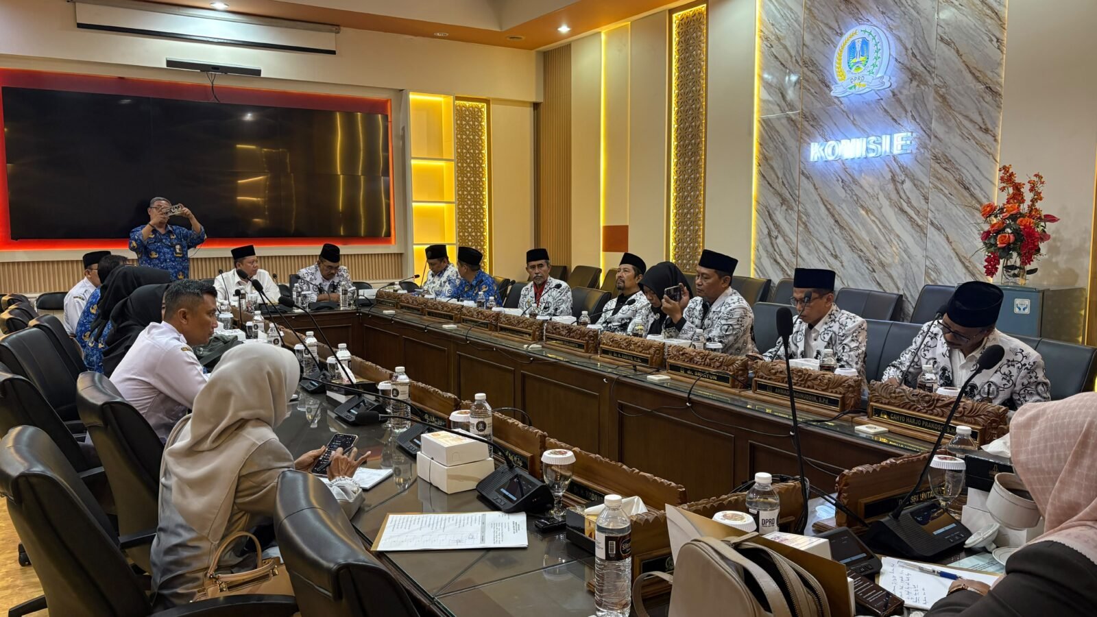 Suasana audiensi jajaran pengurus PGRI Kabupaten Sidoarjo bersama pimpinan dan anggota Komisi E DPRD Jatim di Surabaya guna membahas polemik pembatasan masa jabatan kepala sekolah.