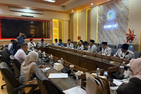 Suasana audiensi jajaran pengurus PGRI Kabupaten Sidoarjo bersama pimpinan dan anggota Komisi E DPRD Jatim di Surabaya guna membahas polemik pembatasan masa jabatan kepala sekolah.
