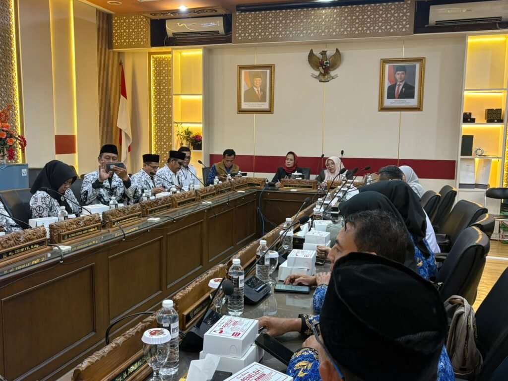 Ketua Komisi E DPRD Jatim, Dr. Sri Untari Bisowarno, M.AP., saat mendengarkan aspirasi dan keluhan dari perwakilan PGRI Sidoarjo terkait dampak psikologis dan aturan transisi masa jabatan kepala sekolah