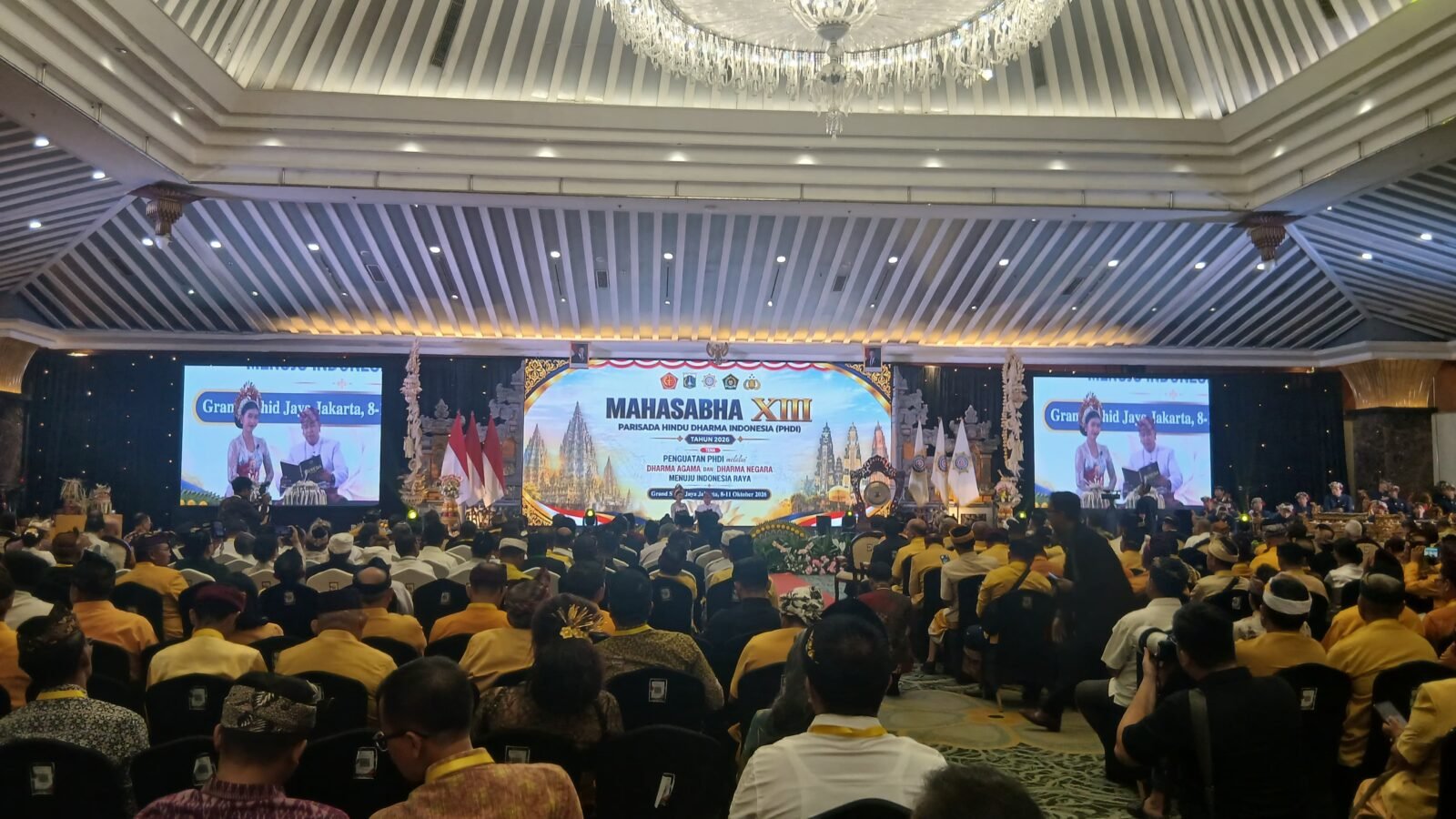 Khidmat acara pembukaan Mahasabha XIII Parisada Hindu Dharma Indonesia (PHDI) yang digelar di Jakarta, mengusung tema penguatan Dharma Agama dan Dharma Negara menuju Indonesia Raya.