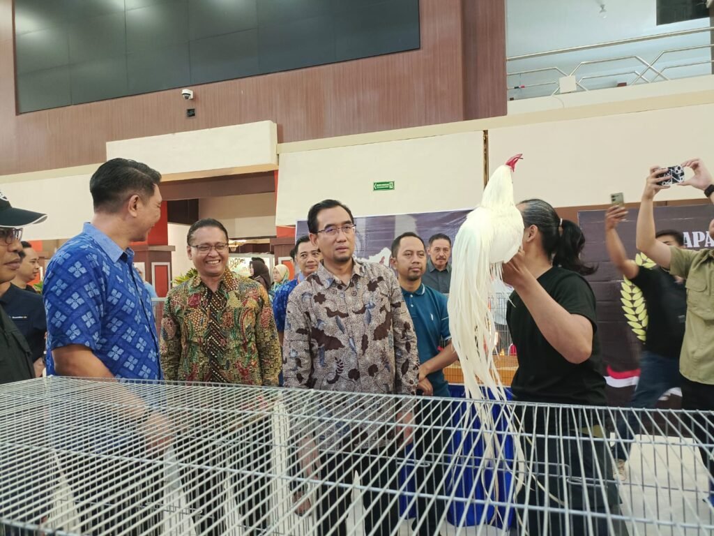 Rektor UB Prof. Widodo beserta jajaran saat meninjau kontes dan pameran satwa hias dalam ajang Piala Rektor Prana Satwa Brawijaya 2026.