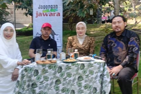 DPRD Kabupaten Pasuruan Komisi 1 Sugiyanto ( topi merah), Ning Laili Qomariyah, Eko Suryono (batik) podcast jawara di Kafe Tawatu Pandaan