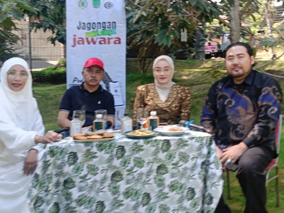 DPRD Kabupaten Pasuruan Komisi 1 Sugiyanto ( topi merah), Ning Laili Qomariyah, Eko Suryono (batik) podcast jawara di Kafe Tawatu Pandaan