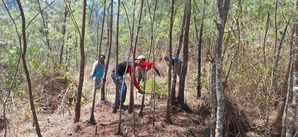 Relawan di lokasi karhutla berusaha mengamankan lahan pipa air