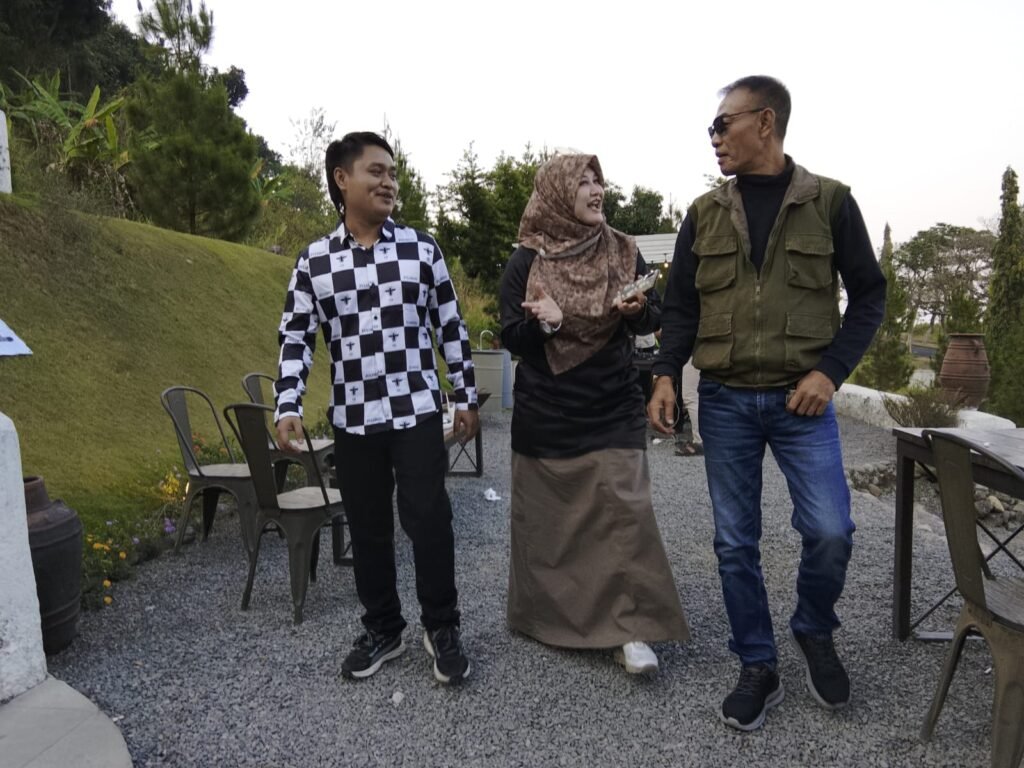 Berjalan berbincang bersama di lokasi kafe