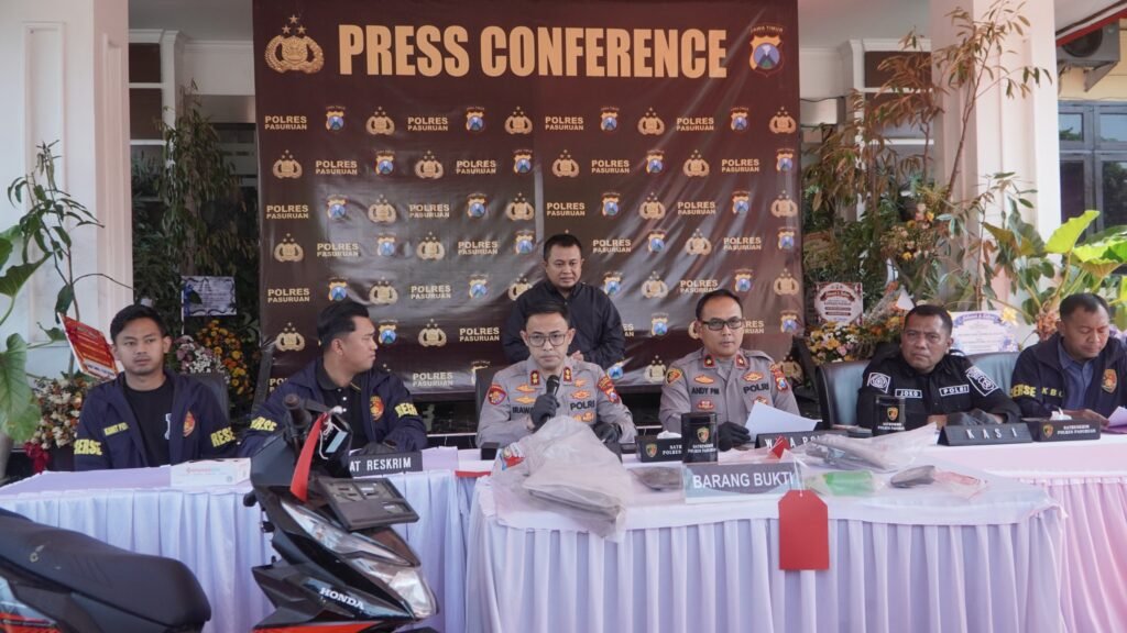 Kapolres Pasuruan AKBP Irawan Setyono didampingi Kasat Reskrim AKP Rizky Akbar Kurniadi saat menggelar konferensi pers pengungkapan kasus pencurian dengan kekerasan yang menewaskan seorang pelajar, beserta barang bukti sepeda motor korban di Mapolres Pasuruan.