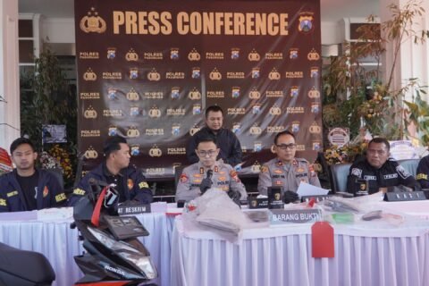 Kapolres Pasuruan AKBP Irawan Setyono didampingi Kasat Reskrim AKP Rizky Akbar Kurniadi saat menggelar konferensi pers pengungkapan kasus pencurian dengan kekerasan yang menewaskan seorang pelajar, beserta barang bukti sepeda motor korban di Mapolres Pasuruan.