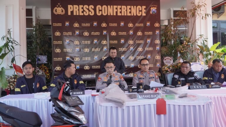 Kapolres Pasuruan AKBP Irawan Setyono didampingi Kasat Reskrim AKP Rizky Akbar Kurniadi saat menggelar konferensi pers pengungkapan kasus pencurian dengan kekerasan yang menewaskan seorang pelajar, beserta barang bukti sepeda motor korban di Mapolres Pasuruan.