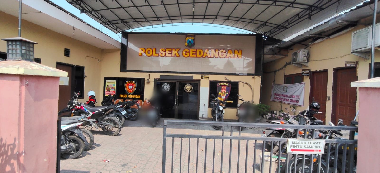 Kantor polsek Gedangan tampak dari depan.