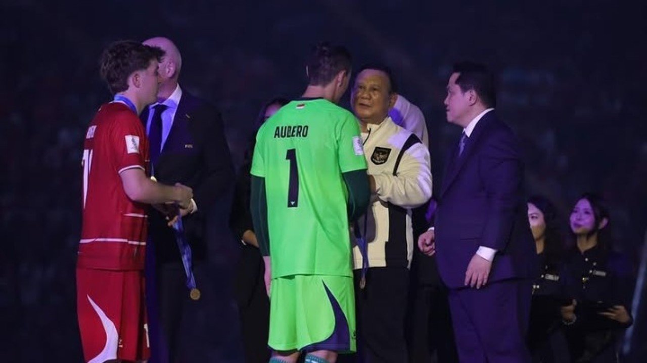 Presiden Prabowo Subianto mengalungkan medali juara FIFA ASEAN Cup 2026 kepada Emil Audero Mulyadi dan Ole Romeny (5/10), didampingi Erick Thohir dan Gianni Infantino./Instagram @presidenrepublikindonesia