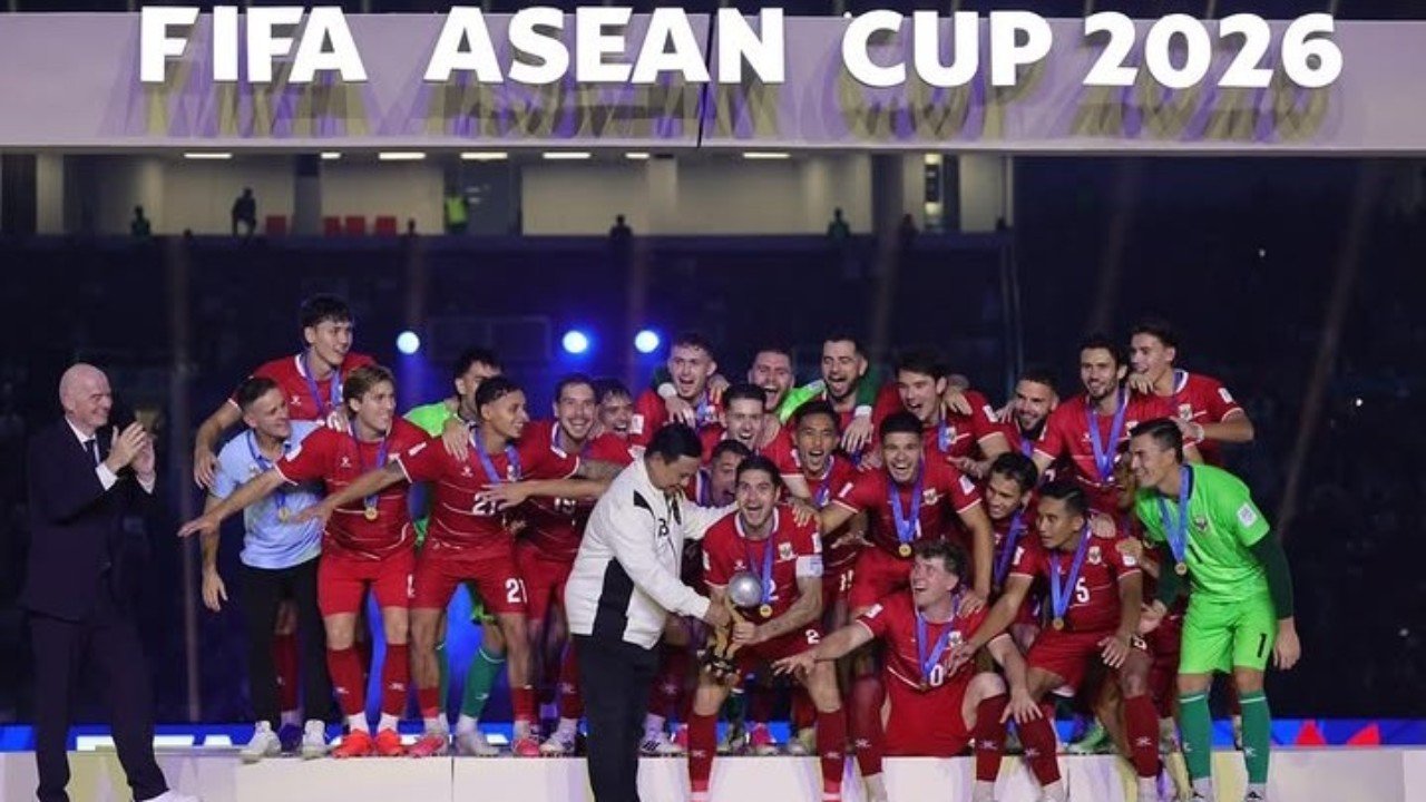 Presiden RI Prabowo Subianto bersama kapten Timnas Indonesia Kevin Diks mengangkat trofi FIFA ASEAN Cup 2026 (5/10)./Instagram @presidenrepublikindonesia