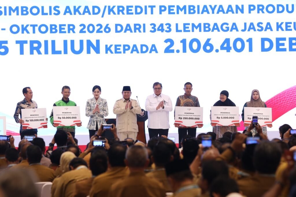 Penyerahan simbolis akad kredit pembiayaan produktif kepada para penerima manfaat.