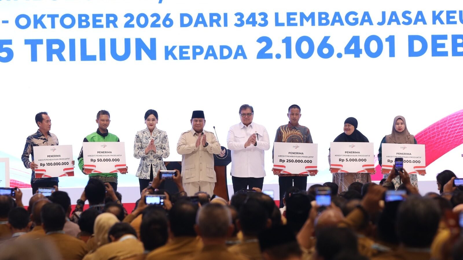 Penyerahan simbolis akad kredit pembiayaan produktif kepada para penerima manfaat.