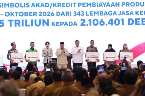 Penyerahan simbolis akad kredit pembiayaan produktif kepada para penerima manfaat.