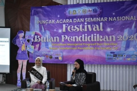 Moderator membacakan CV narasumber, di Aula Saintek UIN Malang