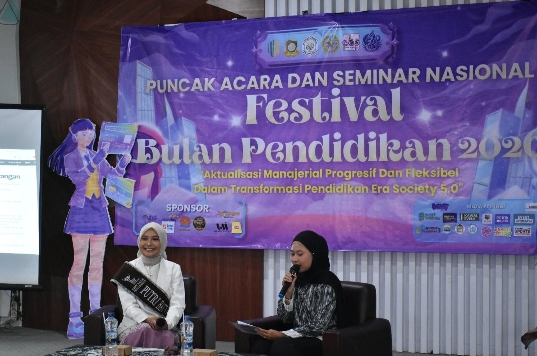 Moderator membacakan CV narasumber, di Aula Saintek UIN Malang