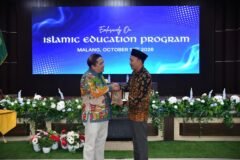 Penyerahan cinderamata oleh Dekan FTIK UIN Malang
