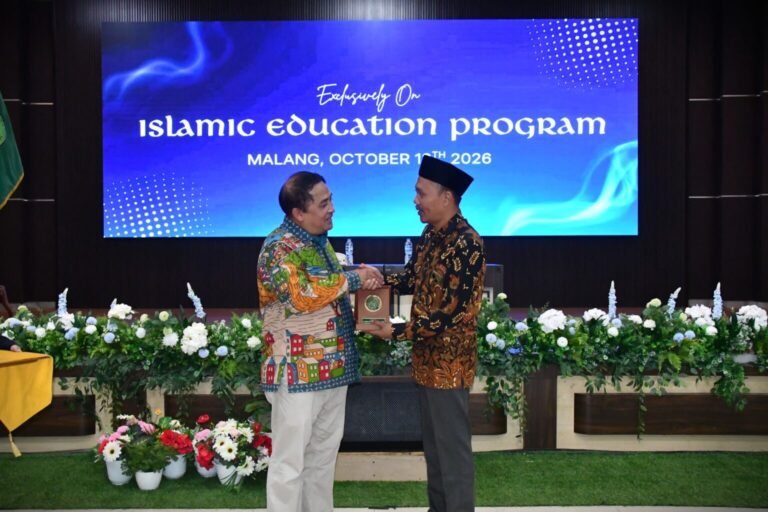 Penyerahan cinderamata oleh Dekan FTIK UIN Malang