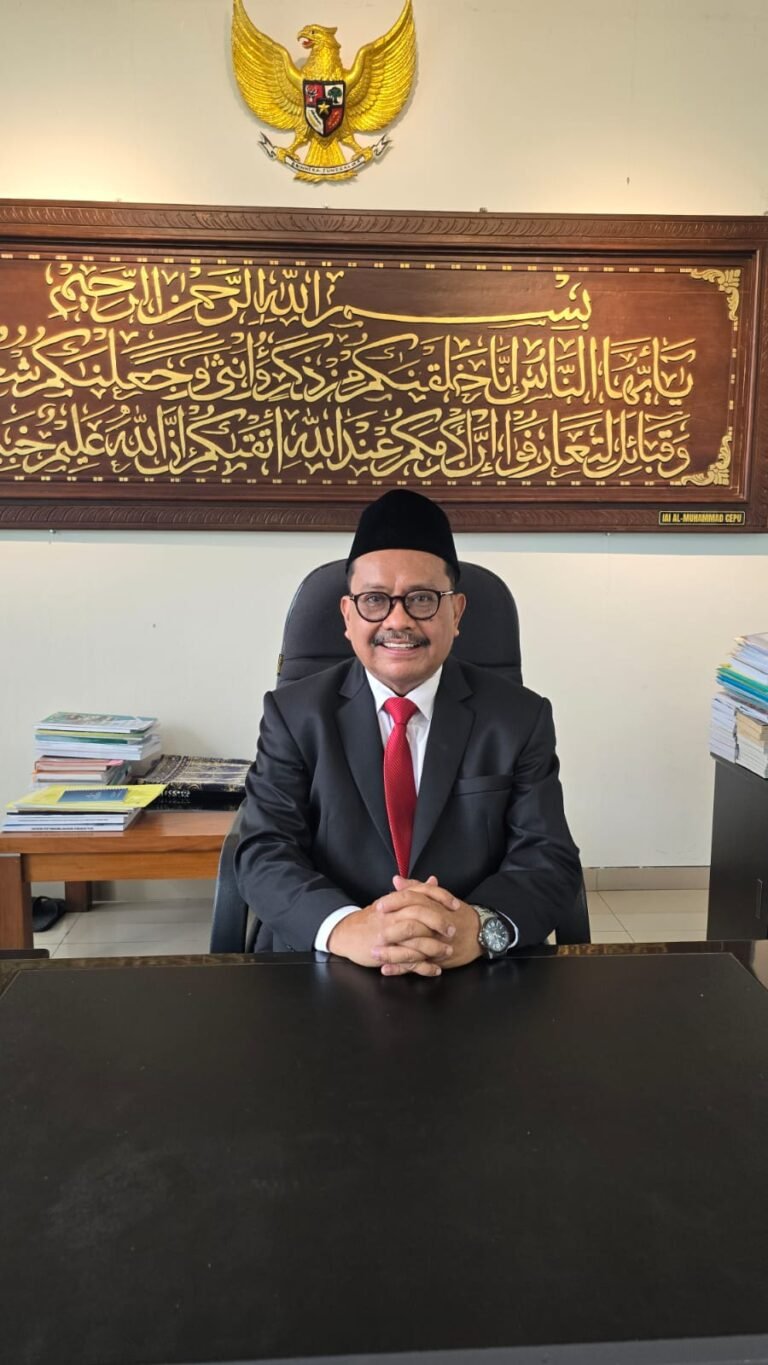 Prof. Dr. H. M. Mas’ud Said, M.Si., di Kantornya, Pascasarjana Unisma Malang
