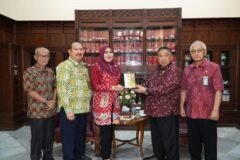 Penyerahan cinderamata oleh Senator Jatim Ning Lia kepada Ketua PT Surabaya Sujatmiko dalam kunjungan kerja reses Komite I DPD RI.
