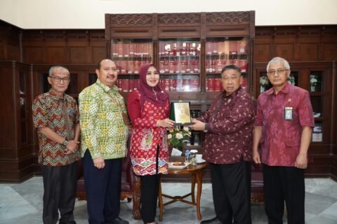Penyerahan cinderamata oleh Senator Jatim Ning Lia kepada Ketua PT Surabaya Sujatmiko dalam kunjungan kerja reses Komite I DPD RI.
