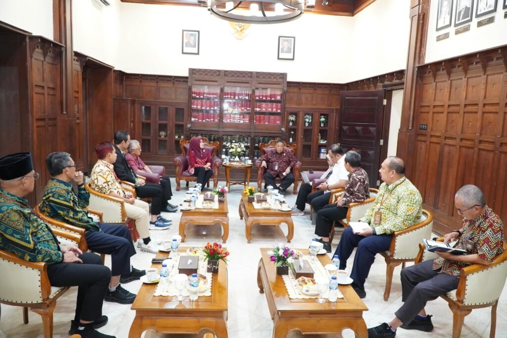 Suasana audiensi dan diskusi interaktif antara jajaran Komite I DPD RI dengan pimpinan serta pejabat fungsional PT Surabaya.