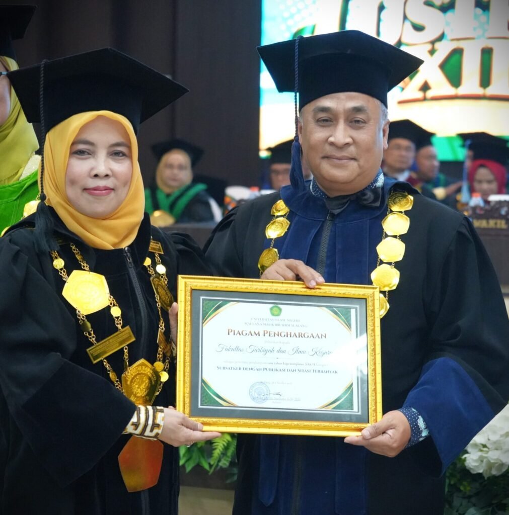 Penyerahan Piagam penghargaan oleh Rektor pada Dekan FTIK UIN Malang