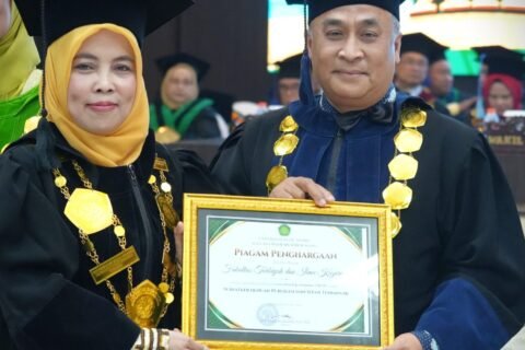Penyerahan Piagam penghargaan oleh Rektor pada Dekan FTIK UIN Malang
