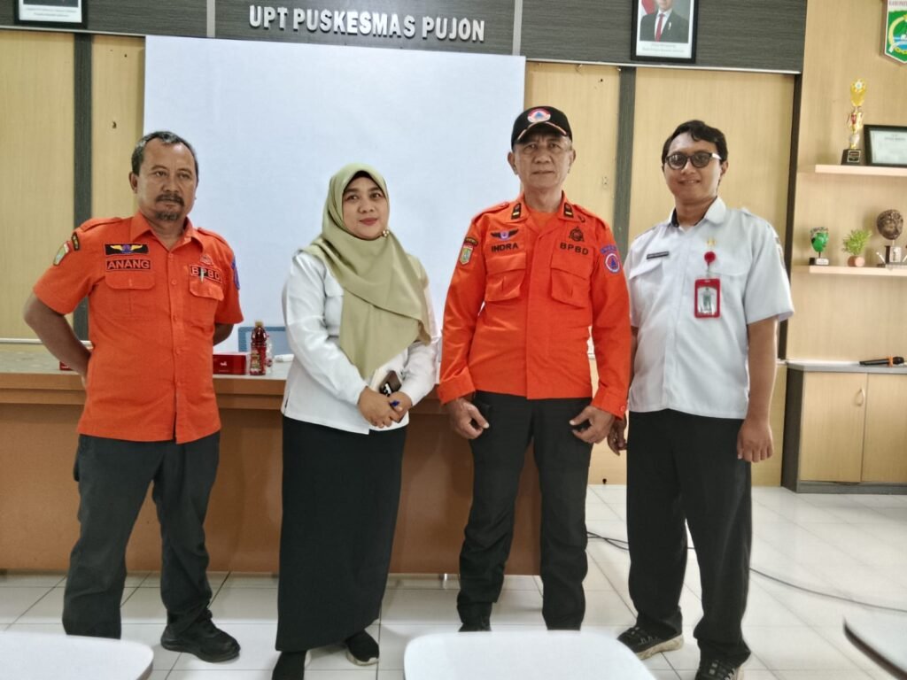 Kepala Puskesmas Pujon drg. Angga An Novita bersamaAnalis Kebencanaan Ahli Pertama BPBD Kabupaten Malang, Indra