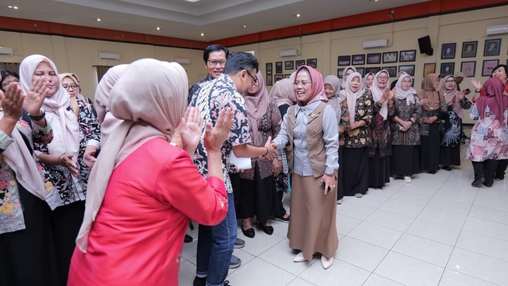 Ketua Umum Kopmen SBW Jatim, Dr. Sri Untari Bisowarno, M.AP. (tengah), menyalami dan menyambut hangat rombongan studi tiru Puskopwan Kabupaten Jombang di Gedung Pertemuan Kopmen SBW, Blimbing, Kota Malang, Kamis (1/10/2026).