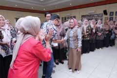 Ketua Umum Kopmen SBW Jatim, Dr. Sri Untari Bisowarno, M.AP. (tengah), menyalami dan menyambut hangat rombongan studi tiru Puskopwan Kabupaten Jombang di Gedung Pertemuan Kopmen SBW, Blimbing, Kota Malang, Kamis (1/10/2026).