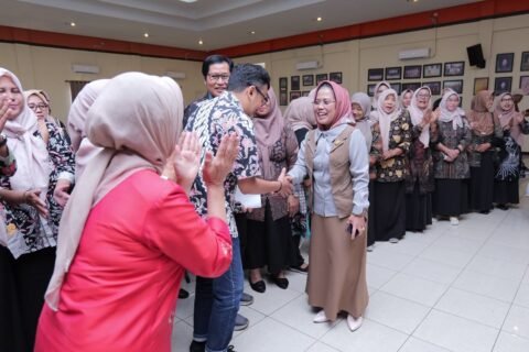 Ketua Umum Kopmen SBW Jatim, Dr. Sri Untari Bisowarno, M.AP. (tengah), menyalami dan menyambut hangat rombongan studi tiru Puskopwan Kabupaten Jombang di Gedung Pertemuan Kopmen SBW, Blimbing, Kota Malang, Kamis (1/10/2026).