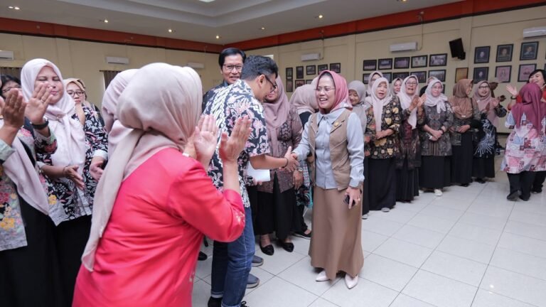 Ketua Umum Kopmen SBW Jatim, Dr. Sri Untari Bisowarno, M.AP. (tengah), menyalami dan menyambut hangat rombongan studi tiru Puskopwan Kabupaten Jombang di Gedung Pertemuan Kopmen SBW, Blimbing, Kota Malang, Kamis (1/10/2026).