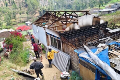 Petugas melakukan peninjauan dan asesmen langsung di dalam rumah warga yang kehilangan atapnya.