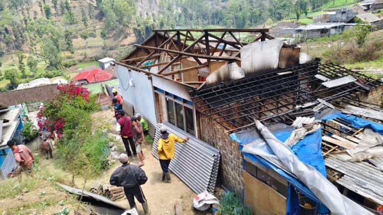Petugas melakukan peninjauan dan asesmen langsung di dalam rumah warga yang kehilangan atapnya.