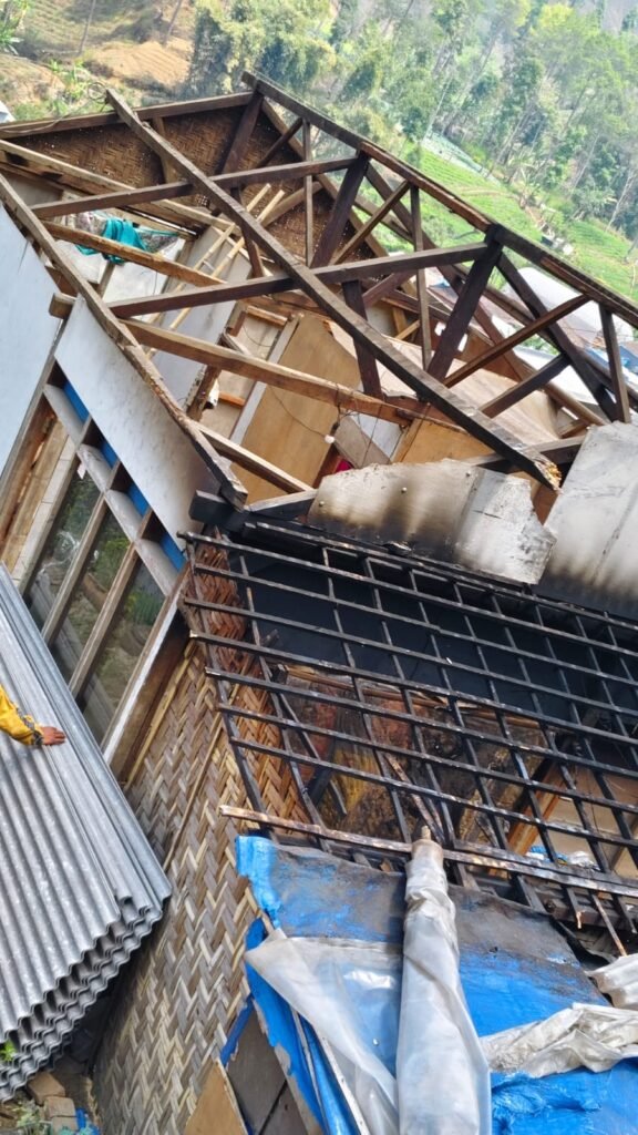 Kerusakan parah pada bagian atap rumah warga akibat terjangan angin puting beliung di Desa Tawangsari.