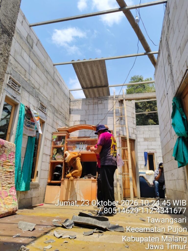 Kondisi rumah warga yang terdampak angin puting beliung di Dusun Ngebrong, Pujon.