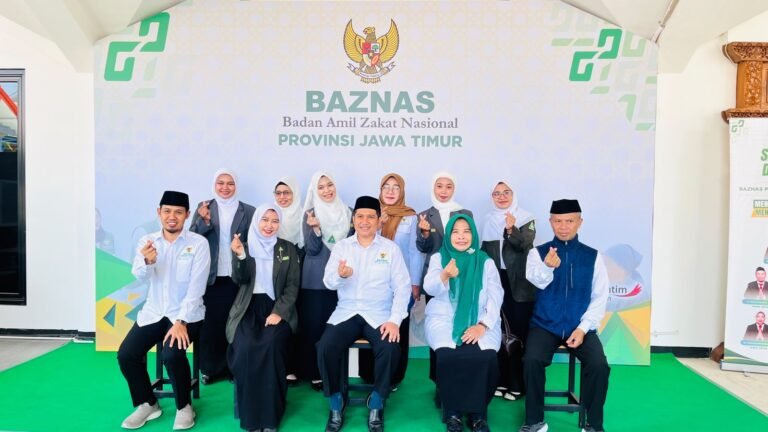 Jajaran pengurus PW IPPNU Jawa Timur berfoto bersama para pimpinan BAZNAS Jatim seusai audiensi kolaborasi program pemberdayaan pelajar di Kantor BAZNAS Jawa Timur.