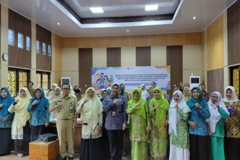 Sesi foto bersama para narasumber, pengurus PW Muslimat NU Jawa Timur, serta peserta kegiatan Penguatan Jejaring Kemitraan Program Bangga Kencana di Ruang Rapat Trunojoyo Bakorwil IV Pamekasan.