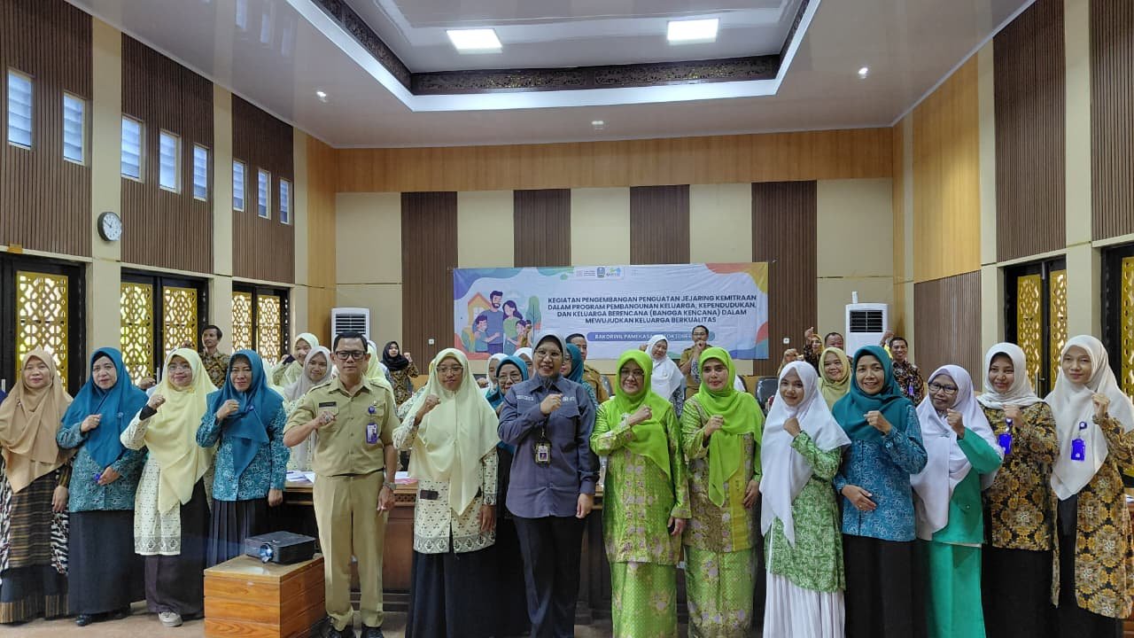 Sesi foto bersama para narasumber, pengurus PW Muslimat NU Jawa Timur, serta peserta kegiatan Penguatan Jejaring Kemitraan Program Bangga Kencana di Ruang Rapat Trunojoyo Bakorwil IV Pamekasan.