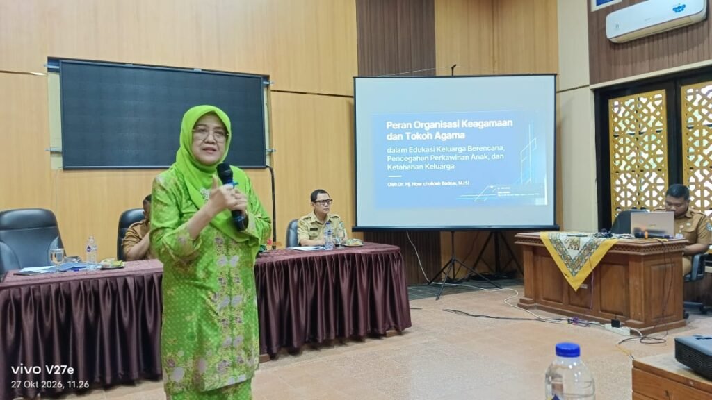 Ketua III PW Muslimat NU Jawa Timur, Dr. Hj. Lilik Noer Chalida Badrus, M.H., saat menyampaikan materi.
