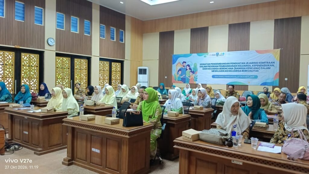 Suasana antusias para peserta saat mengikuti pemaparan materi mengenai edukasi keluarga berencana dan pencegahan perkawinan anak di Pamekasan.