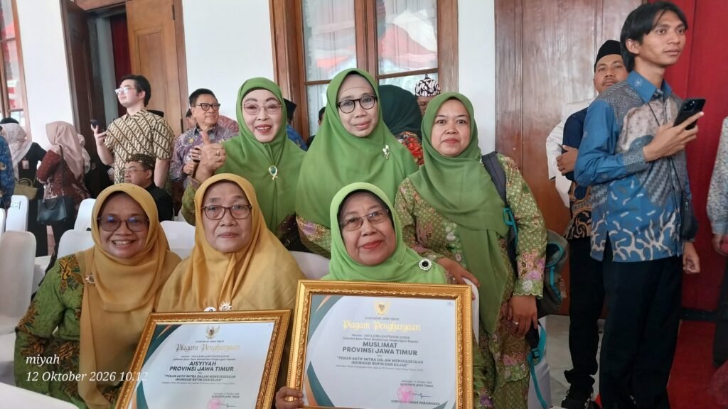 Kebersamaan jajaran pengurus dan kader PW Muslimat NU Jawa Timur bersama pimpinan organisasi mitra saat memperlihatkan piagam penghargaan yang berhasil diraih.