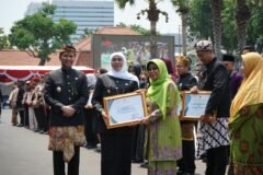 Momen penyerahan penghargaan resmi kepada PW Muslimat NU Jawa Timur dalam rangkaian Peringatan Hari Jadi ke-81 Provinsi Jawa Timur Tahun 2026.