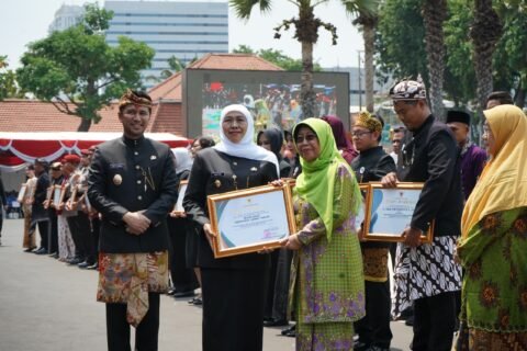 Momen penyerahan penghargaan resmi kepada PW Muslimat NU Jawa Timur dalam rangkaian Peringatan Hari Jadi ke-81 Provinsi Jawa Timur Tahun 2026.